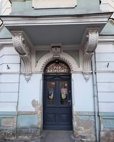 Wejście do kamienicy przy Pomorskiej