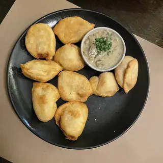 Z sosem czosnkowym
